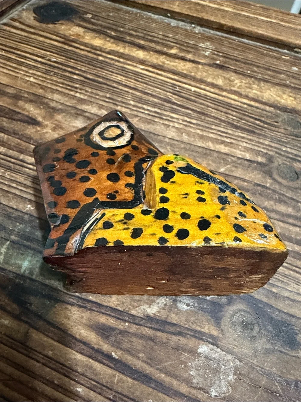 Hand carved and painted wood frog - Picture 4 of 5